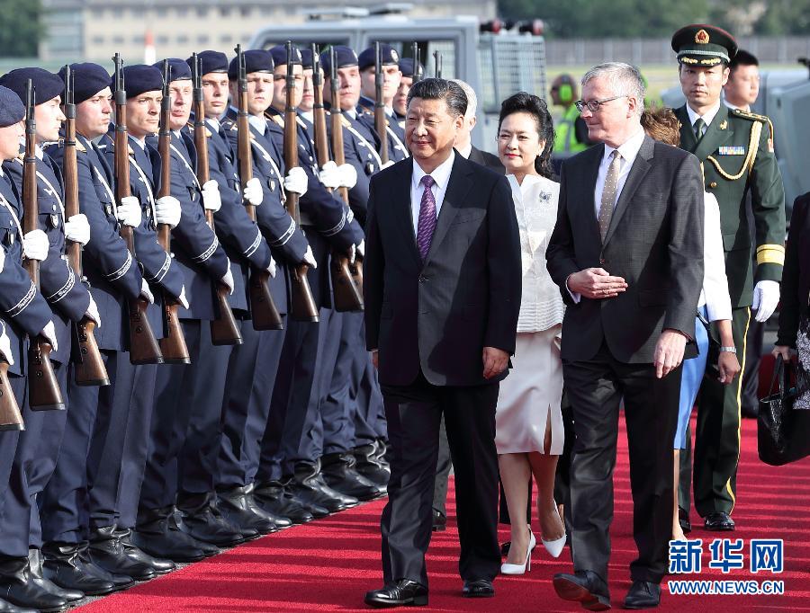 7月4日，國家主席習近平乘專機抵達柏林，開始對德意志聯(lián)邦共和國進行國事訪問。德國政府高級官員在舷梯旁迎接習近平和夫人彭麗媛。新華社記者 王曄 攝