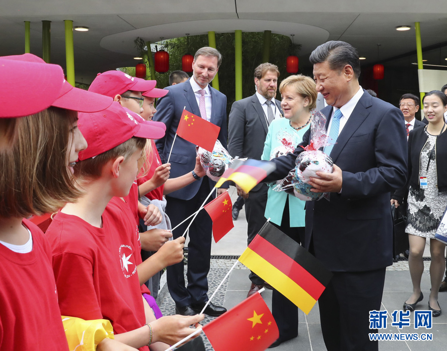 7月5日，國(guó)家主席習(xí)近平同德國(guó)總理默克爾共同出席柏林動(dòng)物園大熊貓館開(kāi)館儀式。這是習(xí)近平向現(xiàn)場(chǎng)的孩子們贈(zèng)送大熊貓毛絨玩具。 新華社記者謝環(huán)馳 攝