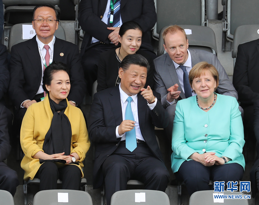 7月5日，國家主席習(xí)近平在柏林同德國總理默克爾共同觀看中德青少年足球友誼賽。這是習(xí)近平和夫人彭麗媛同默克爾在看臺上。 新華社記者 王曄攝