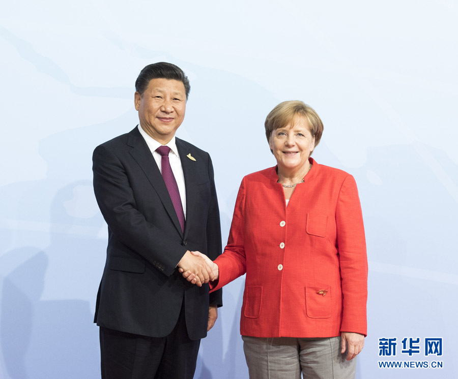 7月7日，二十國集團領(lǐng)導(dǎo)人第十二次峰會在德國漢堡舉行。國家主席習(xí)近平出席并發(fā)表題為《堅持開放包容　推動聯(lián)動增長》的重要講話。這是峰會開始前，習(xí)近平受到德國總理默克爾迎接。新華社記者 李學(xué)仁 攝 