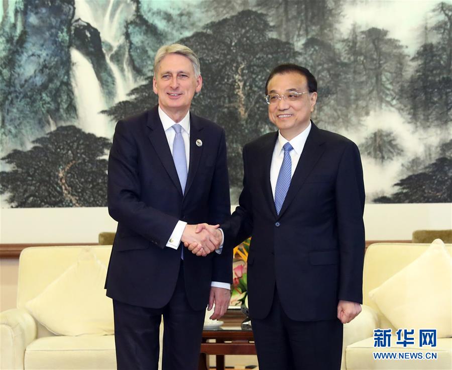 （時(shí)政）李克強(qiáng)會(huì)見(jiàn)英國(guó)首相特別代表、財(cái)政大臣哈蒙德