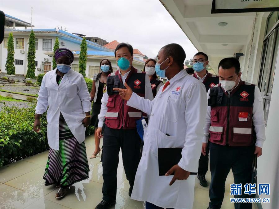（國際疫情·圖文互動）（1）中國專家組與幾內亞醫(yī)護人員交流抗疫經(jīng)驗