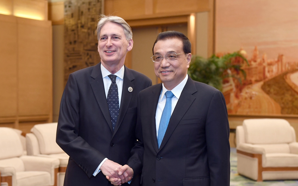 李克強(qiáng)會(huì)見英國(guó)首相特使、財(cái)政大臣哈蒙德
