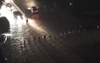 暴雨中的“最美人墻”找到了！