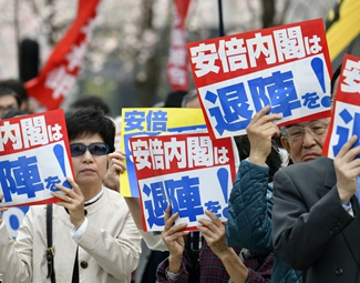 麻煩重重 安倍難逃“森友劫”？