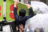 野田街頭演講險(xiǎn)摔下車(chē) 保鏢救場(chǎng)