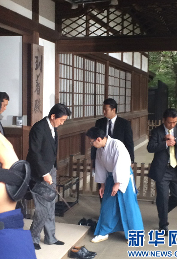 安倍為何不顧?quán)彿磳Γ瑘?zhí)意參拜？